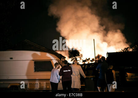 Nottingham, UK. 13. September 2014. Ein großes Feuer an der Universität Nottinghams, nagelneu, modernster GlaxoSmithKline Carbon Neutral Labor am Jubilee Campus ausgebrochen. Einheimischen wurde geraten, zu Hause zu bleiben. Stockfoto