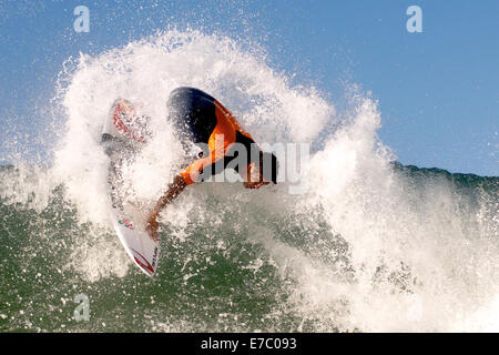 San Clemente, Kalifornien, USA. 12. September 2014. Gabriel Medina Surfen niedriger Böcke auf eine Lay-Day-Sitzung während der ASP Männer Hurley Pro World Tour Surfen Veranstaltung in San Clemente, CA Credit: Benjamin Ginsberg/Alamy Live News Stockfoto