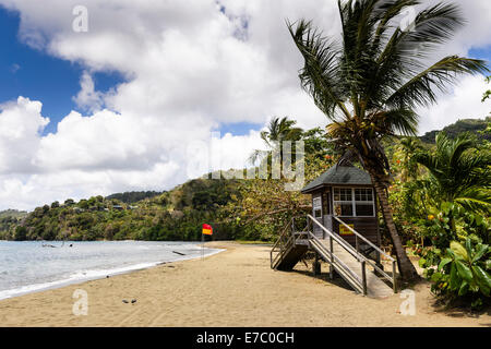 Rettungsschwimmer-Hütte am Strand in Kings Bay, Delaford, Eastern Tobago. Stockfoto