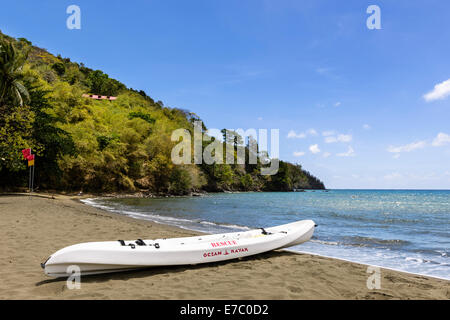 Ein Kanu am Strand in Kings Bay in Delaford, Eastern Tobago. Stockfoto