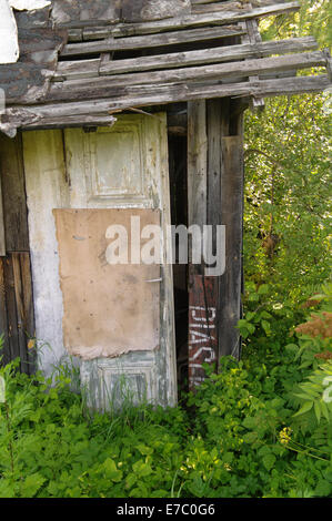 alten verfallenen Hütte in einem Peeling Stockfoto