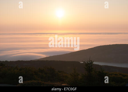 Sonnenaufgang über dem Cadillac Mountain im Acadia National Park im US-Bundesstaat Maine Stockfoto