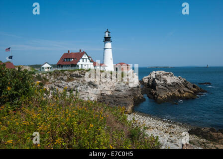 Portland Head Light im Fort Williams Park am Cape Elizabeth mit Blick auf den Atlantischen Ozean Stockfoto