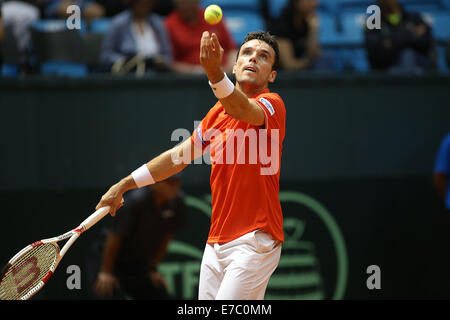 Sao Paulo, Brasilien. 12. Sep, 2014. Spaniens Roberto Bautista Agut dient dazu, Rogerio Dutra Brasiliens während Davis Cup World Group Play-off-Spiel in Sao Paulo, Brasilien, am 12. September 2014. Bildnachweis: Rahel Patras/Xinhua/Alamy Live-Nachrichten Stockfoto