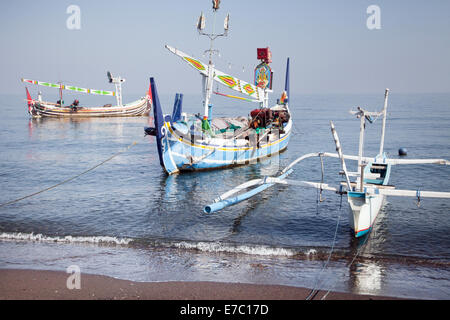 Drei einzigartige verankert Fischerbooten am Hua Hin in Bali. traditionellen und farbenfrohen Fischerbooten floating off ein Bali Beach im Meer. schöne Seascape Stockfoto