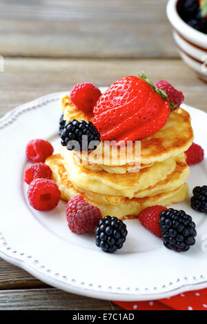 Pfannkuchen mit süßen Beeren essen Nahaufnahme Stockfoto