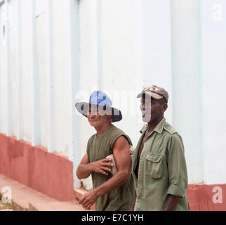 beiden kubanischen Männer auf der Straße, Trinidad, Kuba Stockfoto