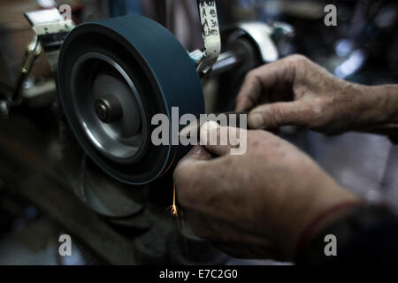 Buenos Aires, Argentinien. 12. Sep, 2014. Die Handwerker, Martin Onetto, Kreuze ein Messer in seiner Werkstatt, in der Stadt Villa Adelina, 20km von Buenos Aires, der Hauptstadt von Argentinien, am 12. September 2014. Onetto ist ein Handwerker von Besteck seit 20 Jahren, der Prozess ist komplett handgefertigt außer Metall Temperament. Das Cuttermesser ist sehr beliebt in Argentinien, eines der Elemente, die durch die "Gauchos" verwendet. © Martin Zabala/Xinhua/Alamy Live-Nachrichten Stockfoto