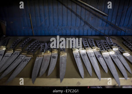 Buenos Aires, Argentinien. 12. Sep, 2014. Klingen aus rostfreiem Stahl der Messer der verschiedenen Größen stehen auf einem Regal in der Werkstatt von Martin Onetto Handwerker, in der Stadt Villa Adelina, 20km von Buenos Aires, Hauptstadt von Argentinien, am 12. September 2014. Onetto ist ein Handwerker von Besteck seit 20 Jahren, der Prozess ist komplett handgefertigt außer Metall Temperament. Das Cuttermesser ist sehr beliebt in Argentinien, eines der Elemente, die durch die "Gauchos" verwendet. © Martin Zabala/Xinhua/Alamy Live-Nachrichten Stockfoto