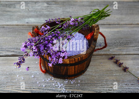 Duftende Salz mit Lavendel in einem hölzernen Korb Stockfoto