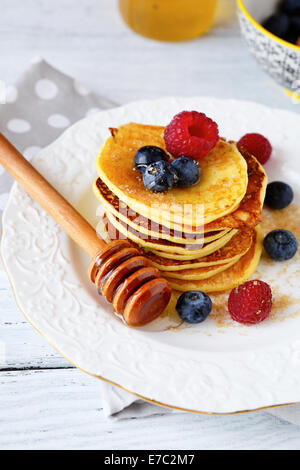 Süße Pfannkuchen auf einem weißen Teller, Ansicht von oben Stockfoto