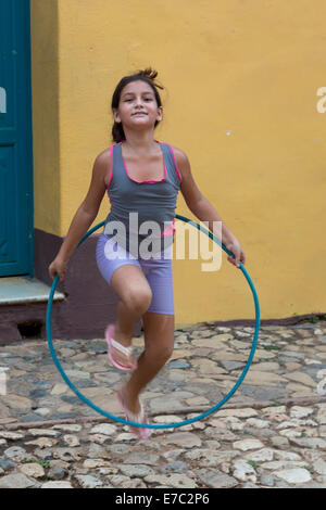 junge Mädchen spielen mit Hula-Hoop, Trinidad, Kuba Stockfoto