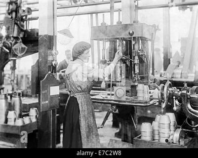 Frau Arbeiter produzieren Patronenhülsen am Kynoch Munition Fabrik bei Witton, Birmingham um 1916 - im ersten Weltkrieg Stockfoto