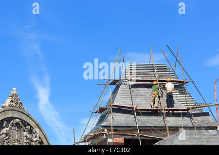 Arbeitnehmer sind Türme bauen Stockfoto