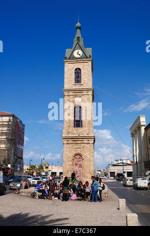 Gruppe junger Leute warten vor der Uhrturm in der Nähe Platz und Straße David Raziel, tel Aviv, Jaffa, israel Stockfoto