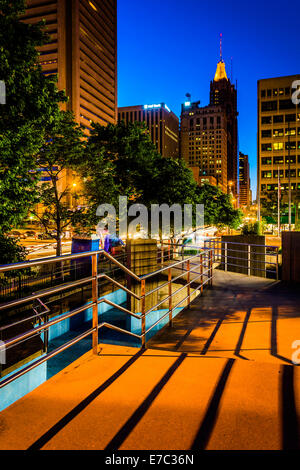 Erhöhten Laufsteg und Gebäude in der Nacht in Baltimore, Maryland. Stockfoto