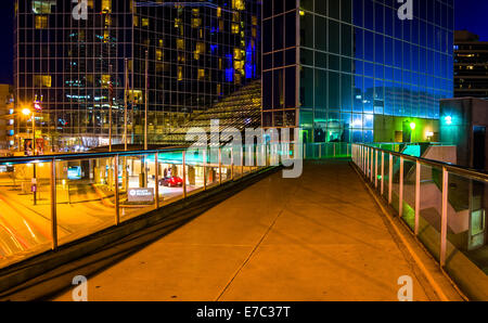 Erhöhten Laufsteg und modernen Wolkenkratzern in der Nacht in Baltimore, Maryland. Stockfoto