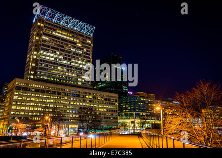 Erhöhten Laufsteg und modernen Wolkenkratzern in der Nacht in Baltimore, Maryland. Stockfoto