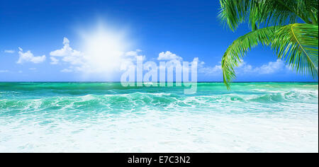 Strand, schöne Panorama-Meerblick, mit klarem Wasser & blauer Himmel Stockfoto