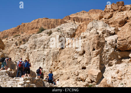 Gruppe von Menschen wandern in Ein Gedi Oasis und Nationalpark in der Nähe von Masada, israel Stockfoto