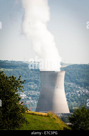 In nördlicher Richtung Aussicht von den Hügeln des Kantons Aargau, Schweiz, auf den Kühlturm des Schweizer Kernkraftwerk Leibstadt Stockfoto