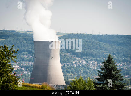 In nördlicher Richtung Aussicht von den Hügeln des Kantons Aargau, Schweiz, auf den Kühlturm des Schweizer Kernkraftwerk Leibstadt Stockfoto