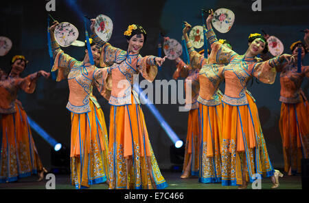 Los Angeles, USA. 12. Sep, 2014. Chinesische Künstler Tanz während einer Show markieren des 65. Jahrestages der Gründung der Volksrepublik China, in Los Angeles, USA, 12. September 2014. Bildnachweis: Yang Lei/Xinhua/Alamy Live-Nachrichten Stockfoto