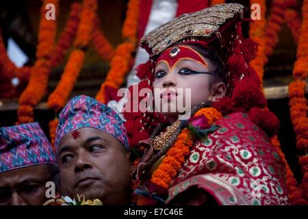 Kathmandu, Nepal. 12. Sep, 2014. Nepalesische lebenden Göttin Kumari beteiligt sich an der Prozession der Wagen am letzten Tag von Indra Jatra Festival am Basantapur Durbar Square, Kathmandu, Nepal, am 12. September 2014. Während Indra Jatra, eines der größten Festivals in Kathmandu, ist Streitwagen Prozession der Kumari, Ganesh und Bhairav beobachtet. Bildnachweis: Pratap Thapa/Xinhua/Alamy Live-Nachrichten Stockfoto