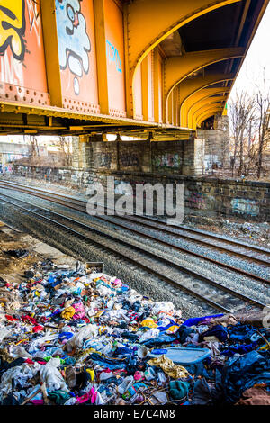 Graffiti auf einer Brücke über die Eisenbahn Bahnen in Baltimore, Maryland. Stockfoto