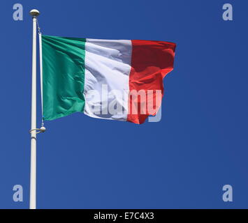 Italien-Flagge auf blauem Himmel, Nahaufnahme Stockfoto