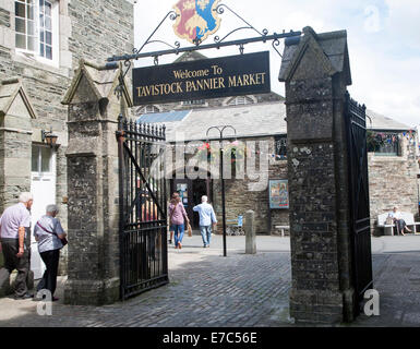 Traditionellen Marktplatz und Gebäude mit Willkommensschild, Pannier Markt, Tavistock, Devon, England Stockfoto