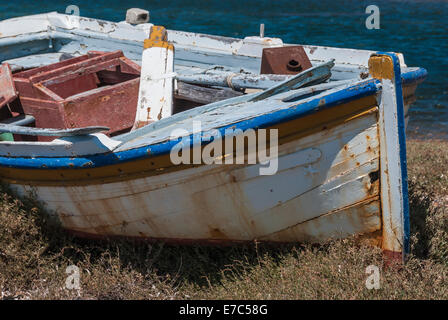 Einem verlassenen und verfallenen alten Holzboot Stockfoto