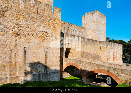 Blick auf die Wand, ein Tor und eine Brücke über den Graben des Castelo de Sao Jorge in Lissabon, Portugal Stockfoto