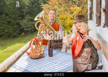 Junge bayerische paar in Liebe zu kleiden, und genießen Sie Ihre freie Zeit Stockfoto