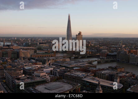Der Blick von der Golden Gallery von St. Pauls Kathedrale in London, England, bei Sonnenuntergang. Stockfoto