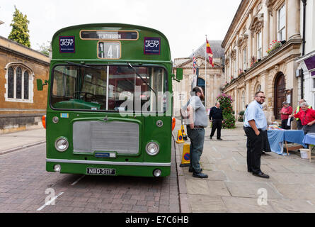 Northampton, UK. 13. Sep, 2014. Klassischen Erbe Busse Verknüpfung der teilnehmenden Veranstaltungen in das Erbe der offenen Tür in der Stadt. Hop-on und off besuchen Sie verschiedene Veranstaltungen rund um die Stadt Erbe Busse fahren direkt vor der Tourist Information Center in George Reihe im Zentrum Stadt. Bildnachweis: Keith J Smith. / Alamy Live News Stockfoto