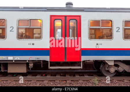 Schließen Sie in der Bahn Bahnhof warten ein Zug Whit Türen Stockfoto