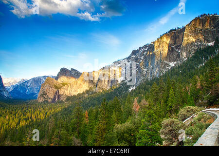 Kultige Bridalveil fällt im Yosemite Valley. Yosemite Nationalpark, Kalifornien, USA. Stockfoto