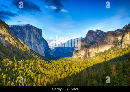 Der Blick auf Yosemite Valley aus dem Tunneleingang ins Tal. Yosemite Nationalpark, Kalifornien Stockfoto