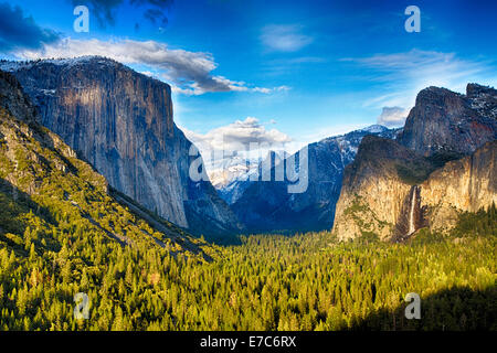 Der Blick auf Yosemite Valley aus dem Tunneleingang ins Tal. Yosemite Nationalpark, Kalifornien Stockfoto