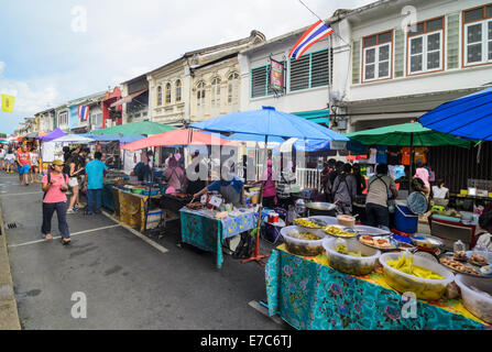 Ständen entlang der Phuket Markt Sunday Walking Street, Thalang Road, Phuket Altstadt, Insel Phuket, Thailand Stockfoto