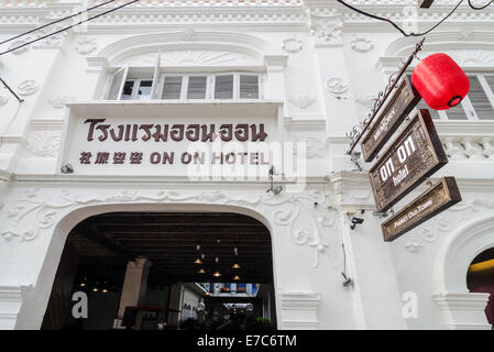 Weiße Fassade des On On Hotel, jetzt bekannt als The Memory On On Hotel, Phuket Town, Insel Phuket, Thailand Stockfoto