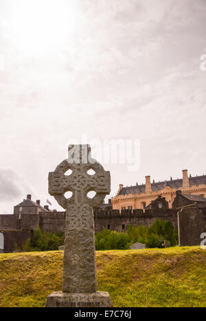 Keltisches Kreuz Grabstein auf dem Friedhof Stockfoto