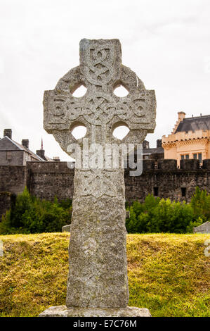 Keltisches Kreuz Grabstein auf dem Friedhof Stockfoto