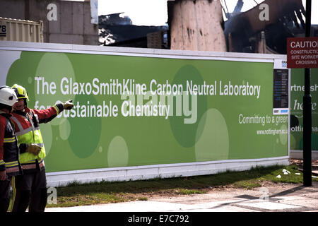 Nottingham, UK. 13. Sep, 2014. Feuerwehrmann weiterhin Blaze bei GlaxoSmithKline Carbon Neutral Labor, am Nottingham Universitys Jubilee Campus, Nottingham zu kämpfen. Bildnachweis: Byron Kirk/Alamy Live-Nachrichten Stockfoto