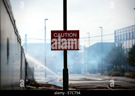 Nottingham, UK. 13. Sep, 2014. Feuerwehrmann weiterhin Blaze bei GlaxoSmithKline Carbon Neutral Labor, am Nottingham Universitys Jubilee Campus, Nottingham zu kämpfen. Bildnachweis: Byron Kirk/Alamy Live-Nachrichten Stockfoto