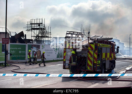 Nottingham, UK. 13. Sep, 2014. Feuerwehrmann weiterhin Blaze bei GlaxoSmithKline Carbon Neutral Labor, am Nottingham Universitys Jubilee Campus, Nottingham zu kämpfen. Bildnachweis: Byron Kirk/Alamy Live-Nachrichten Stockfoto