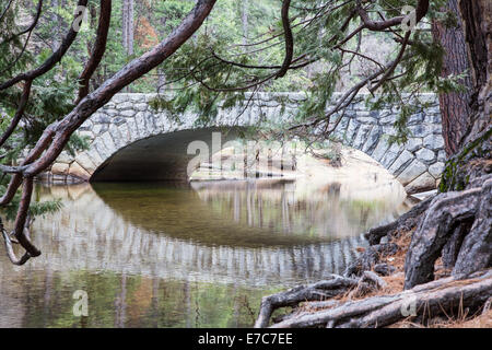 Eine Brücke über den Merced River im Yosemite Valley. Yosemite Nationalpark, Kalifornien Stockfoto