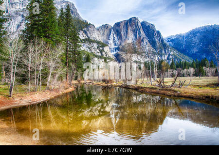 Yosemite Falls spiegelt sich in den Merced River. Yosemite Nationalpark, Kalifornien. Stockfoto