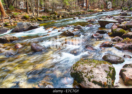 Merced River als es fließt durch Yosemite Tal. Stockfoto